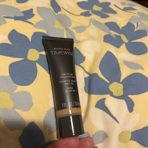 Mary Kay timewise Matte 3-D foundation in bronze warm 120. For combination-oily - Picture 2 of 4